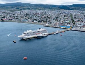 Recalada de grandes cruceros reaviva debate por feriados irrenunciables en Punta Arenas