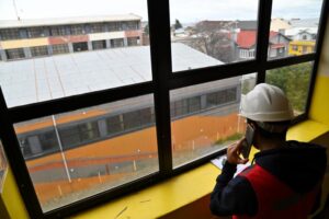 Avanzan estudios para instalar techos solares en escuelas y liceos del SLEP