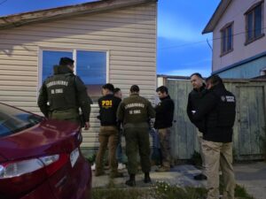 Amplio operativo nocturno deja infracciones, incautación de alcohol y detención en Punta Arenas
