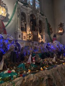 Un pesebre patagónico que recorre la historia regional se instala en el Santuario María Auxiliadora