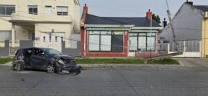 Mujer resultó grave tras choque de vehículo contra poste en calle José Nogueira