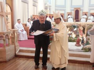 Ciro Barría recibe el “Premio por la Paz” 2025 de manos del obispo Óscar Blanco