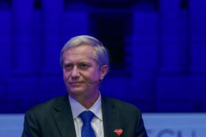 Kast llega a su local de votación: “Hoy estamos contentos”