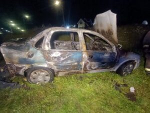 Incendio intencional destruyó por completo un automóvil en el Loteo del Mar