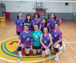 El voleibol laboral define a sus finalistas en el gimnasio del Club Español