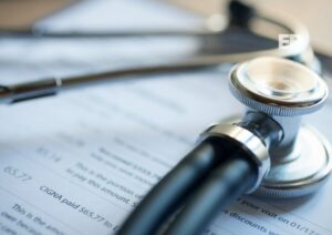 PDI detiene a red de médicos extranjeros por emisión masiva de licencias falsas