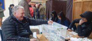 Senador Alejandro Kusanovic ejerció su derecho al voto en la escuela Bernardo O'Higgins