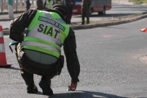 Joven de 25 años en UCI; Carabineros busca a conductor de vehículo blanco