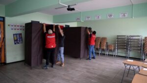 Instalación de mesas y claves para la votación en Punta Arenas