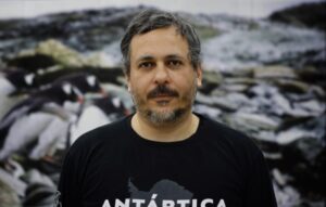 Investigador del INACh fortalece en Mónaco el estudio de microplásticos en la Antártica