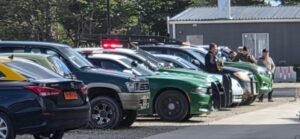 Encuentran a mujer fallecida al interior de un vehículo en condominio