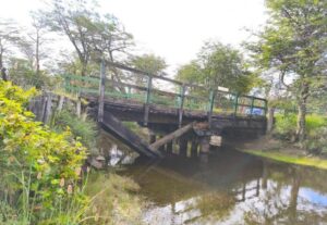 Por fallas estructurales, CONAF prohíbe el paso de vehículos por puente de acceso a camping en Reserva Nacional Laguna Parrillar