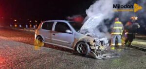 Incendio destruyó parcialmente vehículo abandonado en la Costanera de Puerto Natales