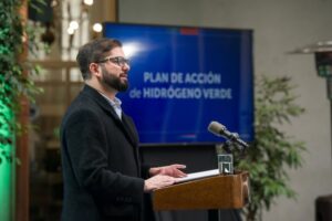 ¿Apostó Chile al “caballo” equivocado? El debate entre hidrógeno verde y electromovilidad