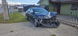 Colisión y volcamiento en sector norte de Punta Arenas deja dos personas lesionadas