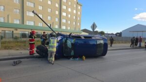 Taxi termina volcado tras violento choque contra poste en Punta Arenas