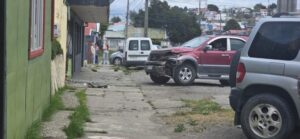 Chofer ebrio desata emergencia por fuga de gas tras impactar contra local de comidas