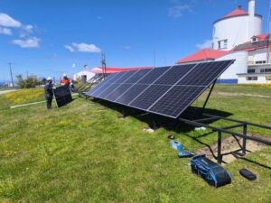 Estudiantes de INACAP aportan con su tesis a sistema de energía solar de Aguas Magallanes