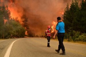 Evacúan a miles de turistas por incendios en la Patagonia argentina