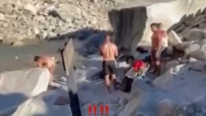 Turistas son retirados tras bañarse en laguna de Base Torres pese a prohibición