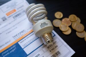 Enel informa a clientes  impedimento para devolver  sobrecobros de la luz