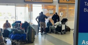 Pasajeros denuncian abandono de LATAM tras retraso de vuelo a Islas Malvinas