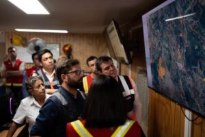 Fuego ya consume 37 mil hectáreas en el sur y Boric blinda a Bomberos tras reportes de hostilidades
