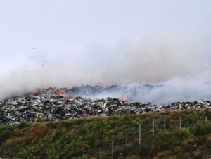 Autoridades coordinan acciones ante nuevos focos de incendio en el vertedero municipal de Natales