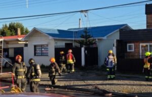 Fallece joven con graves quemaduras tras incendio en Barrio Prat: denuncian demoras en traslado médico