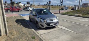 Accidente a pasos del Hospital: Vehículo choca contra poste en Avenida Frei