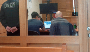 Detienen a extranjero tras violento choque contra poste en pleno centro de Punta Arenas