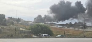 Incendio de gran magnitud afecta parcela en sector Río Seco