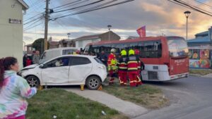 Microbús y automóvil colisionan dejando dos lesionados y daños en vivienda