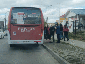 Adulta mayor sufrió lesiones luego de  caer desde bus del transporte público