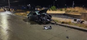 Conductor ebrio colisiona vehículo y huye tras chocar contra estructura en población Silva Henríquez