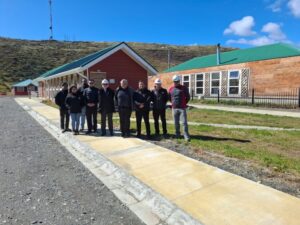 Minvu supervisa pavimentación en Villa Cameron y proyecta nueva plaza en Pampa Guanaco