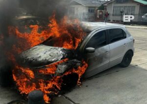 Emergencia en el sector Las Naciones: Vehículo termina destruido por el fuego