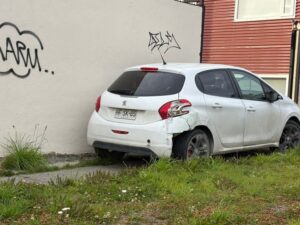 Borracho al volante derribó señalética y terminó contra el muro de una casa