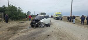 Mujer resulta con lesiones graves tras choque y volcamiento en sector Leñadura