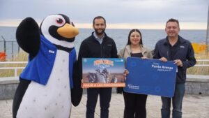 Vecina número 50.000 de la Tarjeta Punta Arenas gana viaje familiar a Isla Magdalena