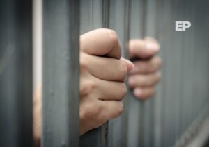 Justicia condena al Fisco a pagar $55 millones por error judicial que encarceló a joven durante un año