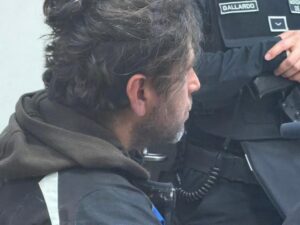 Conductor ebrio chocó vehículo en calle Errázuriz y fue detenido: mantenía orden vigente por robo
