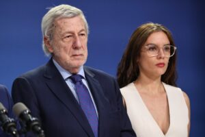 Acusan al Gobierno de financiar a Cuba mientras recorta recursos a las regiones