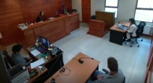 Prohíben reingreso a Chile por tres años a turista sorprendido fumando en Torres del Paine