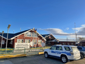 PDI Punta Arenas frustra salida del país de mujer con orden de detención vigente
