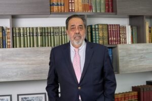 Industria de la Salud advierte a Kast: más recursos no bastan sin gestión