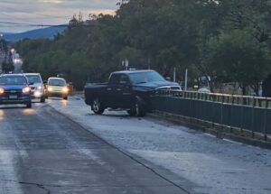 Encuentran camioneta abandonada tras chocar contra baranda de contención en Punta Arenas