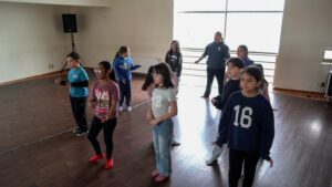 Más de mil niños disfrutan talleres y escuelas de verano municipales en Punta Arenas
