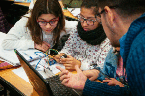 Controversia por normativa que prohíbe uso de de quipos tecnológicos en el aula