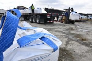 Operación Invierno 2026: Punta Arenas asegura stock récord de 1.100 toneladas de sal